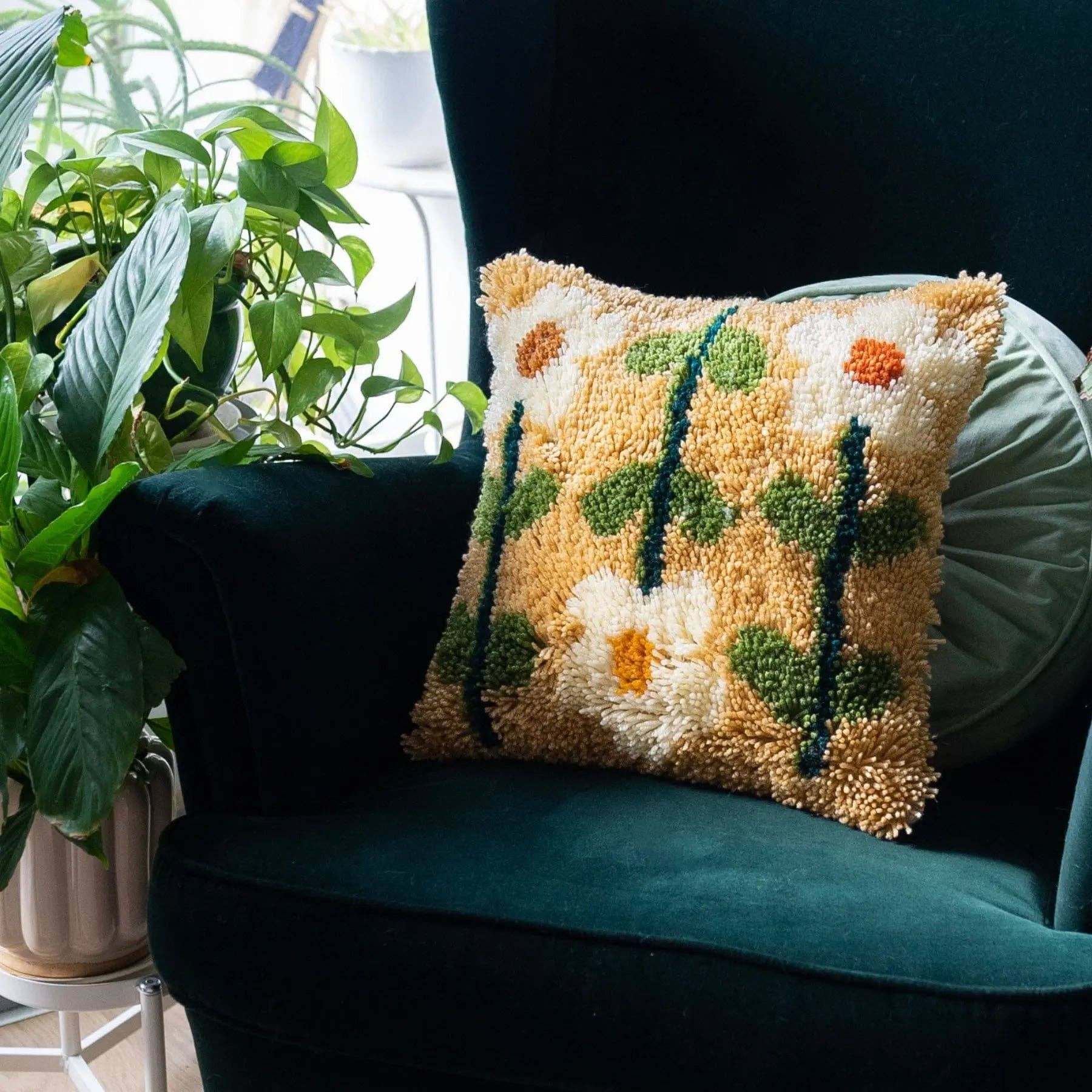 Craft Club - Wholesale DIY Craft Kit - EARTHY PICK OF THE BUNCH - Latch Hook Cushion Kit8