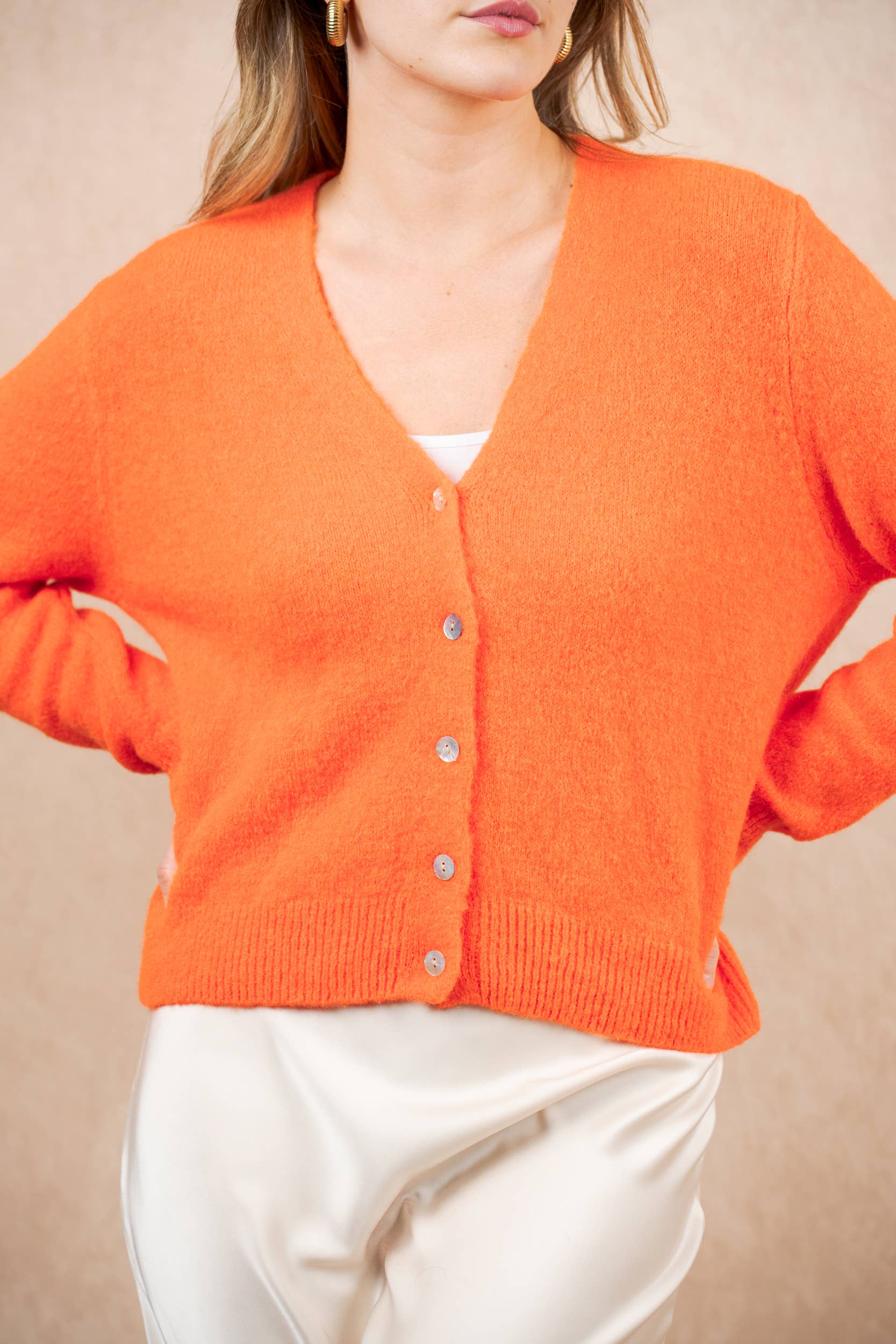 NAÏS PARIS – Engroshandel Cardigan - Dame – Kort v-hals cardigan med knapper i superfin alpaka22