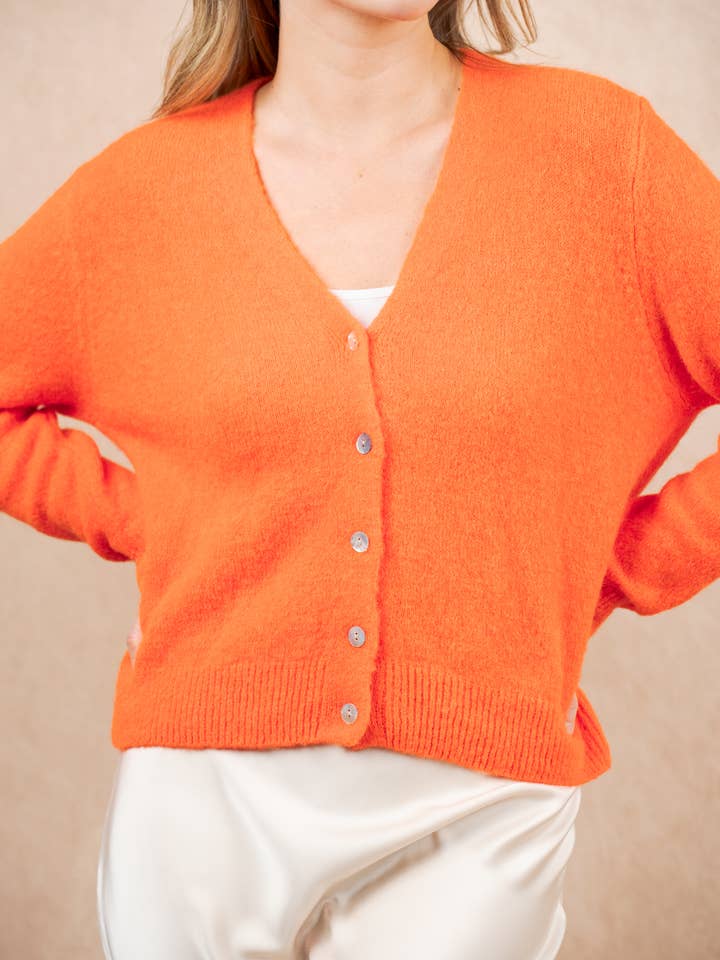 NAÏS PARIS - Wholesale Cardigan - Dames - Korte V-hals cardigan met knopen van superfijne alpaca22