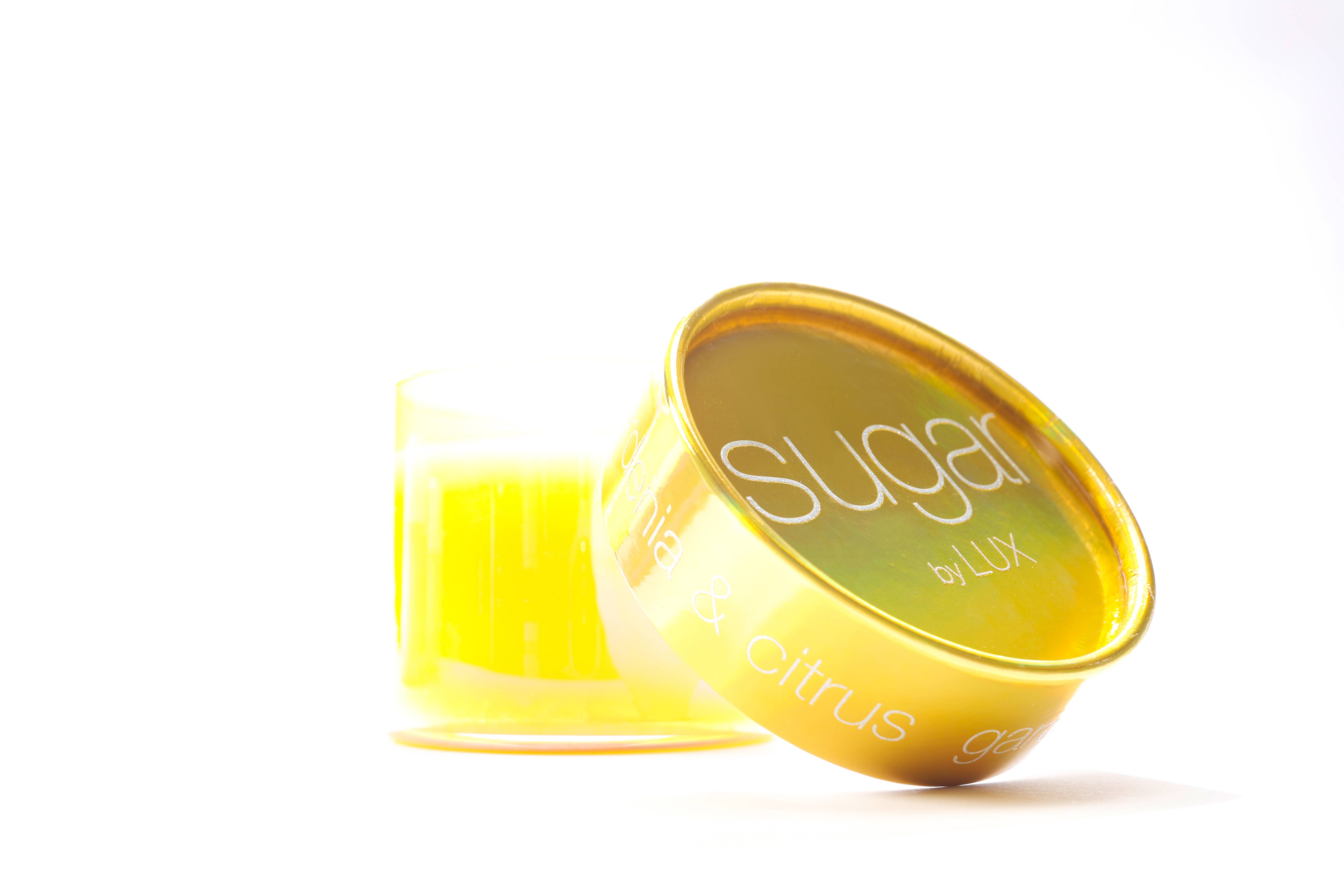 LUX FRAGRANCES - Vente Bougie en bocal - BOUGIE À DEUX MÈCHES AVEC COUVERCLE DÉCORATIF GARDÉNIA ET AGRUMES