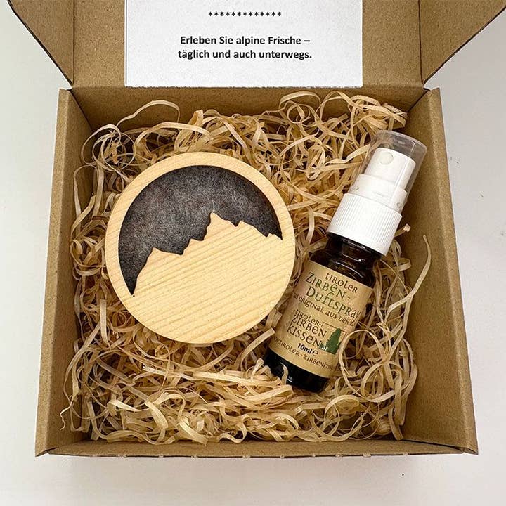 Profumo per auto al pino cembro "Montagna" incl. 10 ml di spray profumato al pino cembro per la vendita all'ingrosso da parte di Tiroler Zirbenkissen / Christoph Wildauer