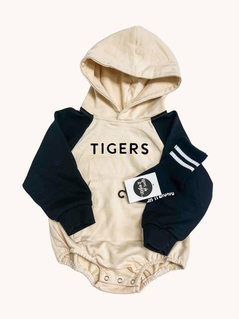 Barboteuse en sweat-shirt à capuche pour bébé en noir pour la vente par To the Moon Childrens