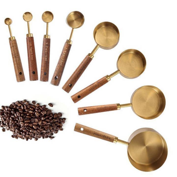 Tasses à mesurer en acier inoxydable avec manche en bois pour la vente par Grace and Joy Company