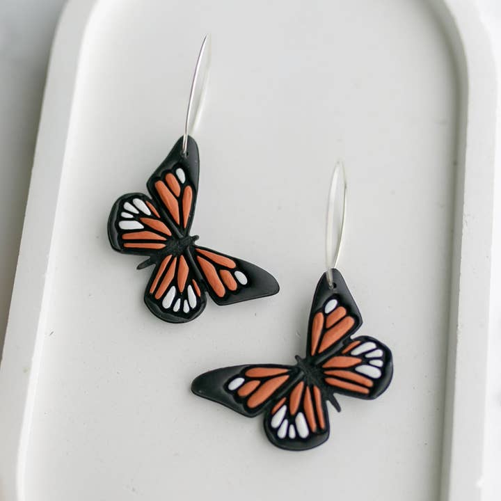Boucles d'oreilles en argile | créoles papillon monarque pour la vente par Hazel n Blue