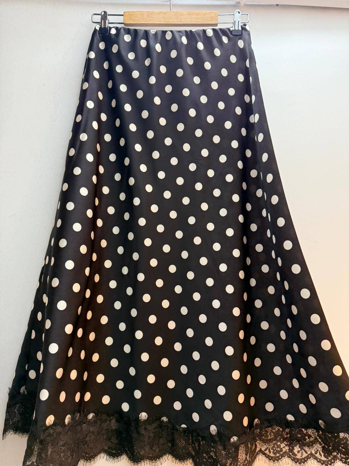 LORIANE – Engroshandel Nederdel - Dame – 11233P lang nederdel med blonder i satin med prikket print2