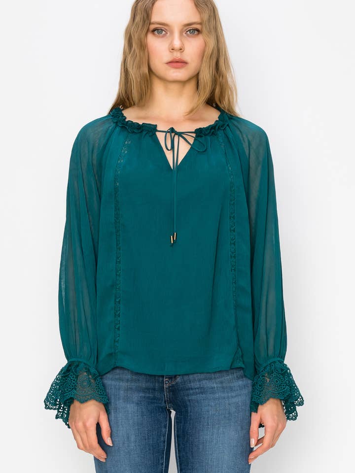 Ren blus med virkad Flair Sleeve för wholesale av GPD label