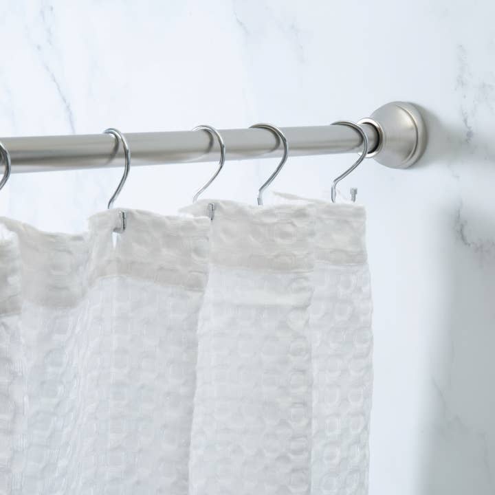 ASTA DI TENSIONE MONROE DECORATIVA 42-72" NICHELATA per la vendita all'ingrosso da parte di Moda at Home Enterprises, Ltd