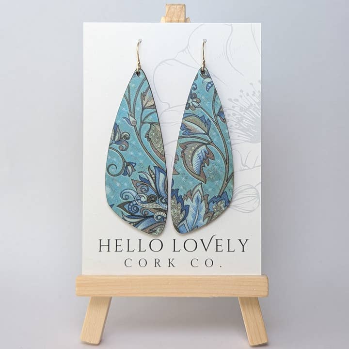 Hello Lovely Cork Co. – Engroshandel Hængeøreringe og creoløreringe – Oliven- og turkisblomstrede korkøreringe - Store vinger