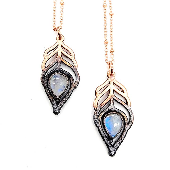 MergingMetals – Colar pingente/pendente por atacado – Colar de Pedra da Lua Arco-Íris com Pena de Pavão1