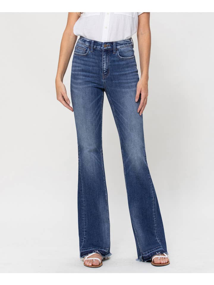 PIÙ SCURO E PIÙ SCURO JEANS SUPER FLARE CON INSERTO A VITA ALTA CON ORLO SFRANGIATO F4552 in vendita all'ingrosso su Faire2