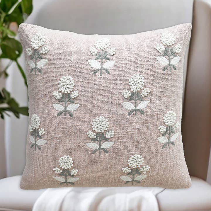 Coussin brodé inspiré persan Vibhsa – 20"x20" pour la vente par Vibhsa