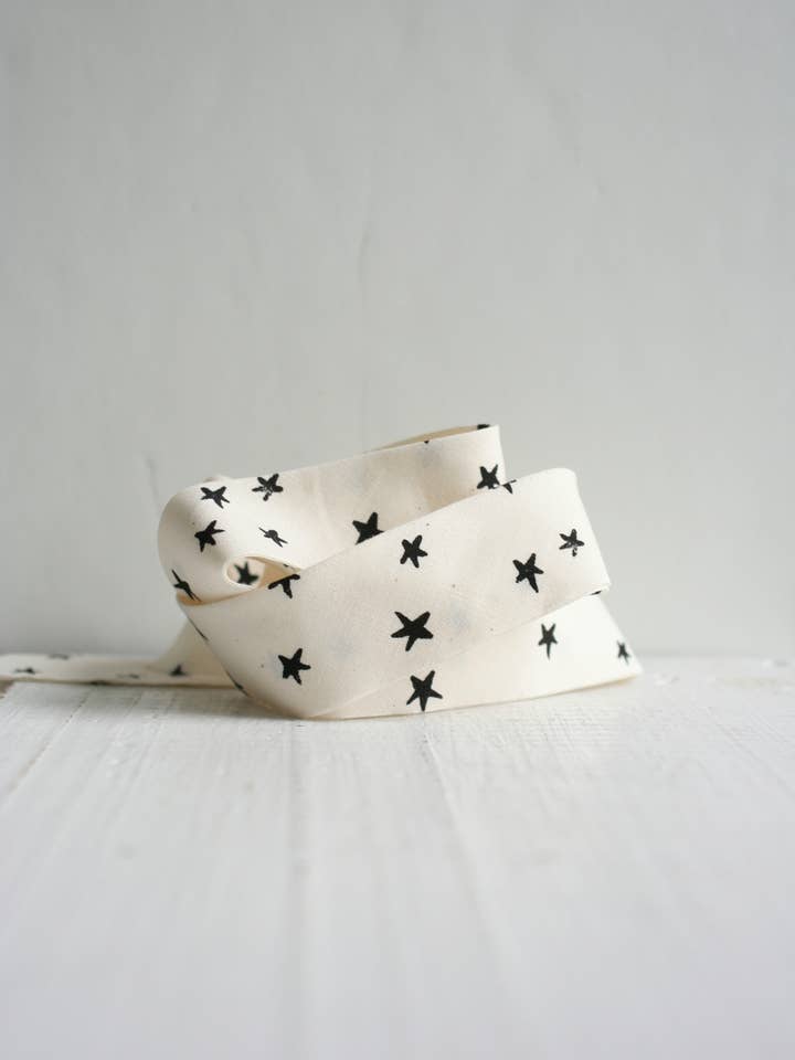 Biais de courtepointe 2,5" – Étoilé Naturel, Étoile Crème Noire pour la vente par Bessie Pearl Binding Co