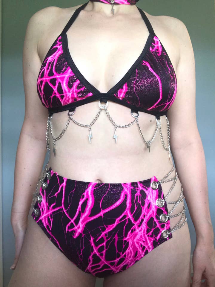 Bralette con catena elettrizzante e ciondolo Rave Top per la vendita all'ingrosso da parte di Electric Couture Dolls