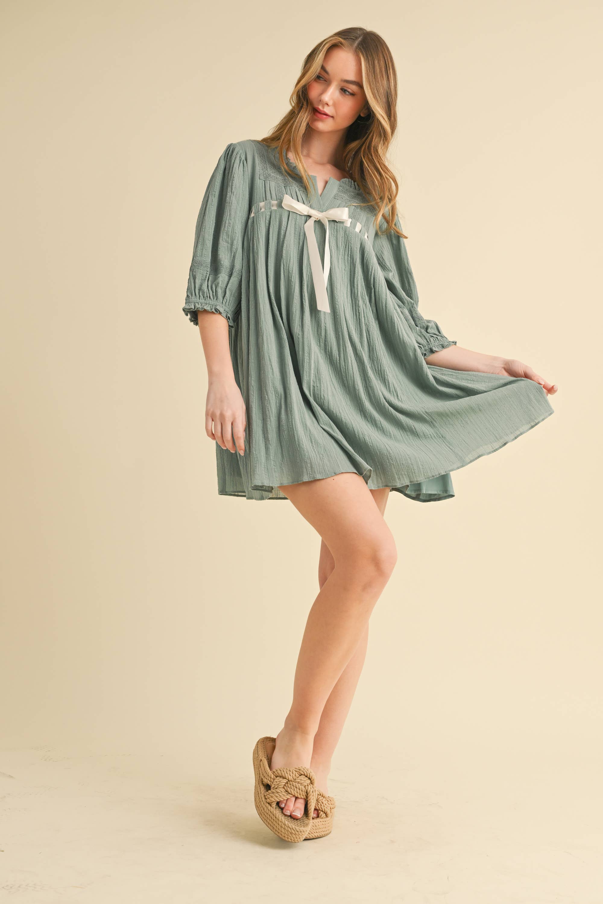 Camellia - Vente Robe – femme - ROBE À MANCHES MI-LONGUES AVEC ENCOLURE CARRÉE ET DÉTAILS EN DENTELLE6