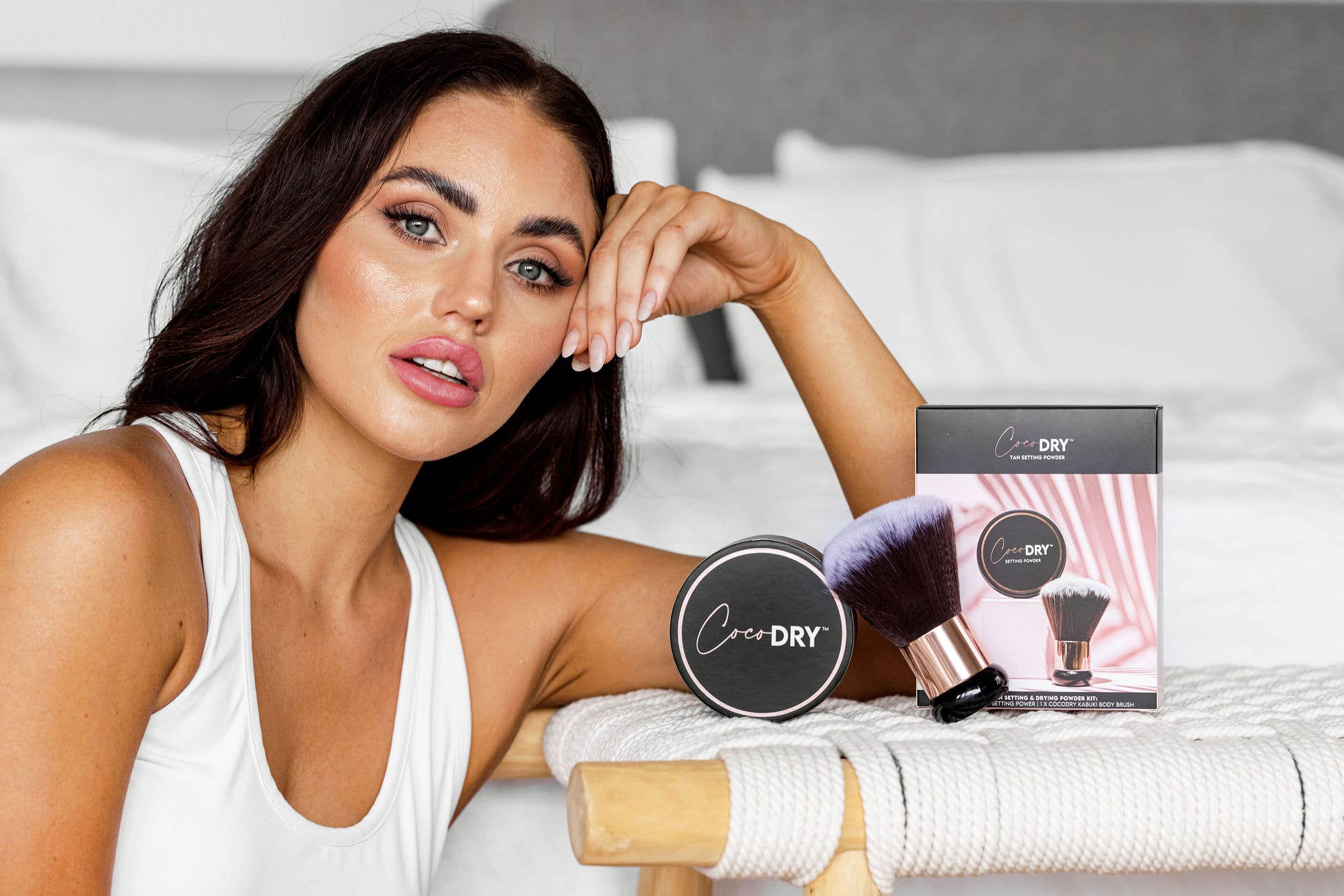 CocoDRY™ – Engroshandel Makeup setting spray/pudder – CocoDRY™ Tørrepulver til selvbruner 1,5845 g & Kabuki-kropsbørste5