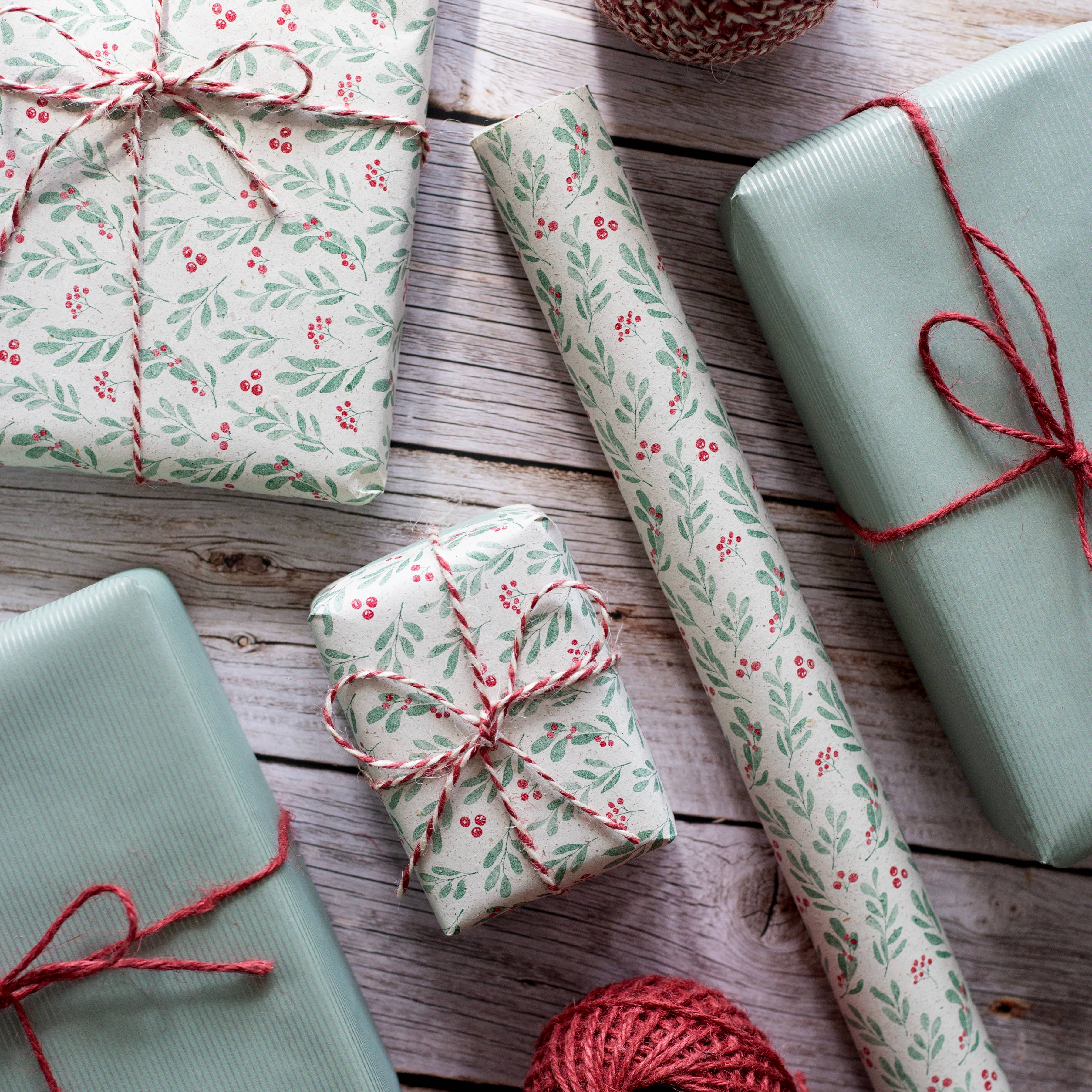 Cascayde - Wholesale Wrapping Paper Roll - 5m roll of Festive Mistletoe Recycled Wrapping Paper 0