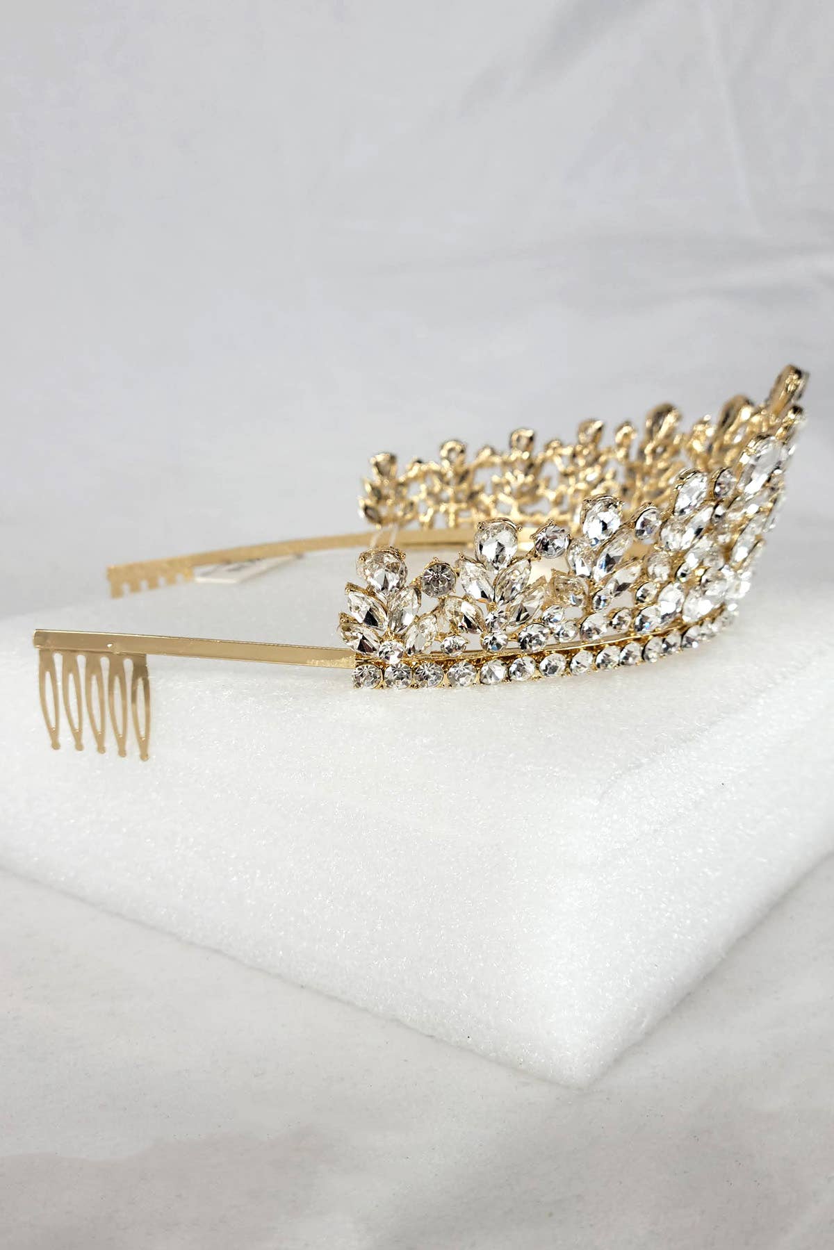 Chicas - Wholesale Tiara - Women's - Metal tiara with jewel rhinestones, one size fits all HT97110