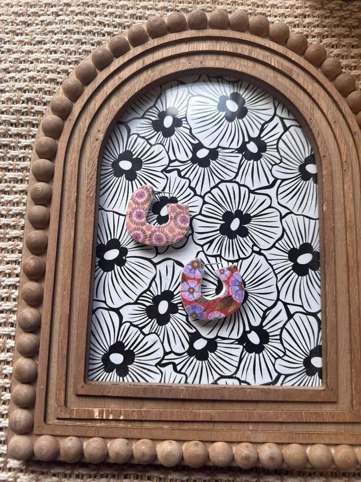 Argolas dupla face com estampa floral | Brincos em pasta polimérica por atacado de Watch Me Bloom