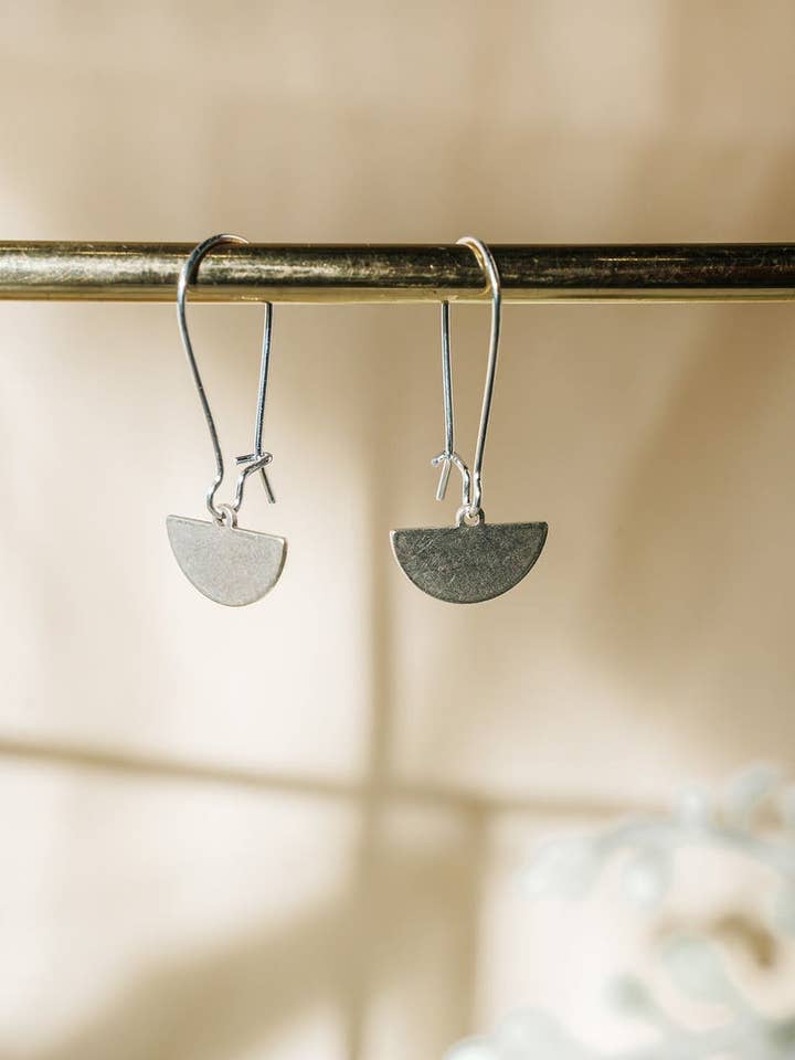 Silver Half Moon enkla dinglande örhängen för wholesale av Asher Grey