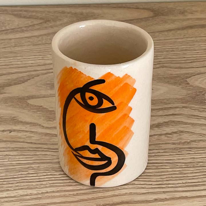 Handgeschilderde Keramische Beker – Abstract Gezichtsontwerp voor wholesale door LeBazare