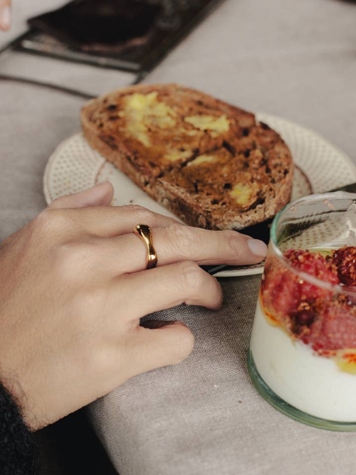 Guld Fluid Band Ring, Vandtæt for engroshandel hos Nordic Muse