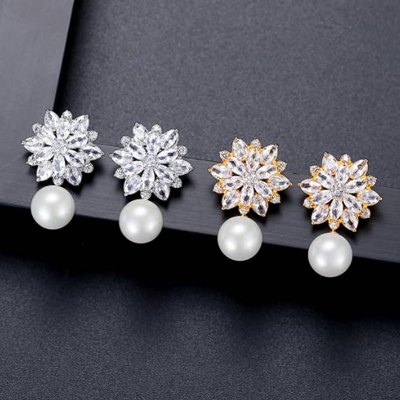 Orecchini pendenti alla moda in oro 18 carati con perle a forma di fiore e zirconia cubica per la vendita all'ingrosso da parte di Gaia Fashion Inc