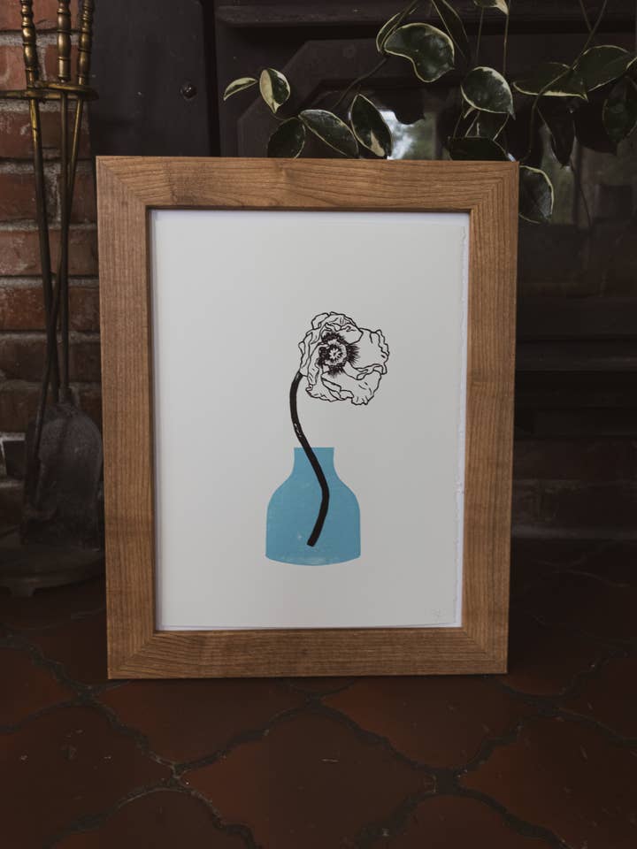 Impression originale pressée à la main de coquelicot dans un vase pour la vente par Sharell Katelynn