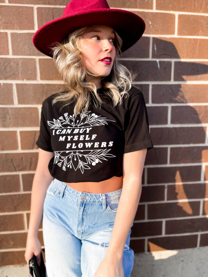 Je peux m'acheter des fleurs | T-shirt graphique Boho Vintage noir pour la vente par Bizzy's Wholesale