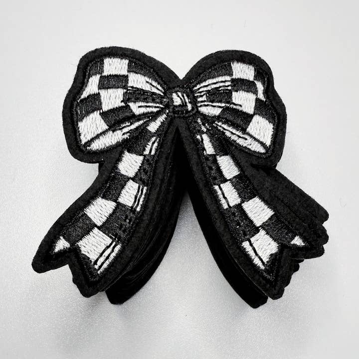 Toppa ricamata per cappello con fiocco a quadretti bianco e nero da 2". per la vendita all'ingrosso da parte di TEELUX