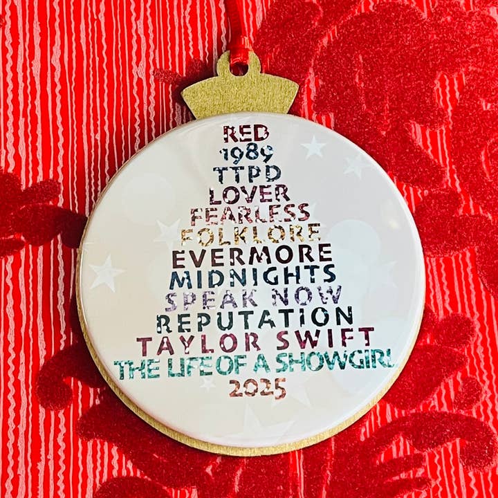 LES ERAS 2025 - ORNEMENT DE NOËL BOUTON AVEC DOS EN BOIS pour la vente par Stuck On Joy