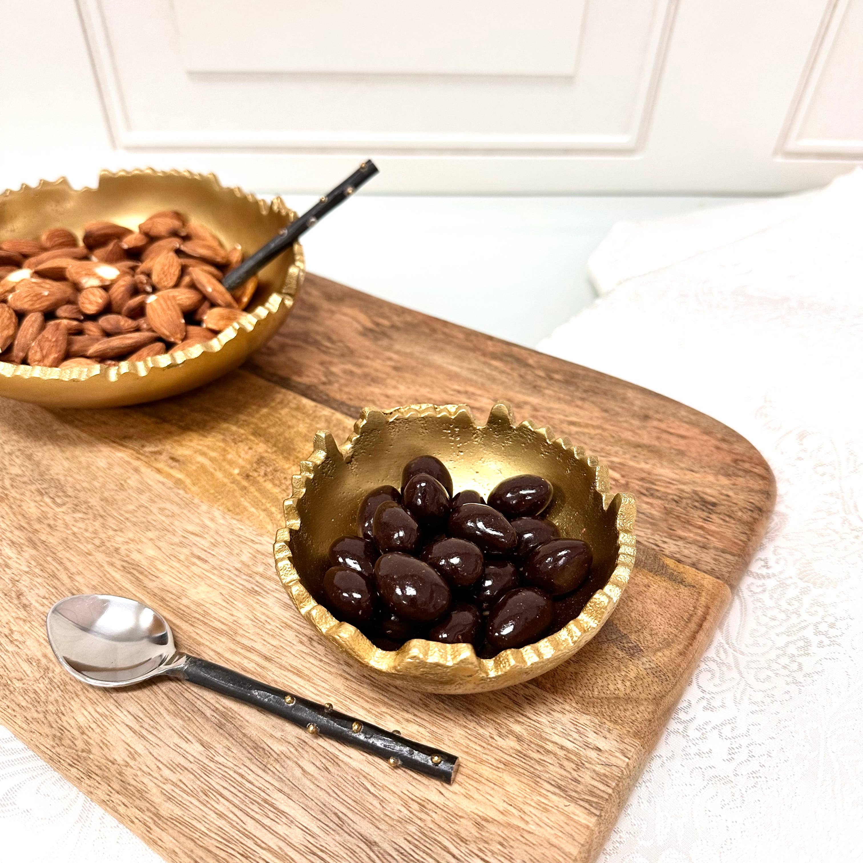 India Handicrafts Inc – wholesale Dekorativ tallrik/fat/skål – Guldig rund skål med trasig kant och strukturerad yta2