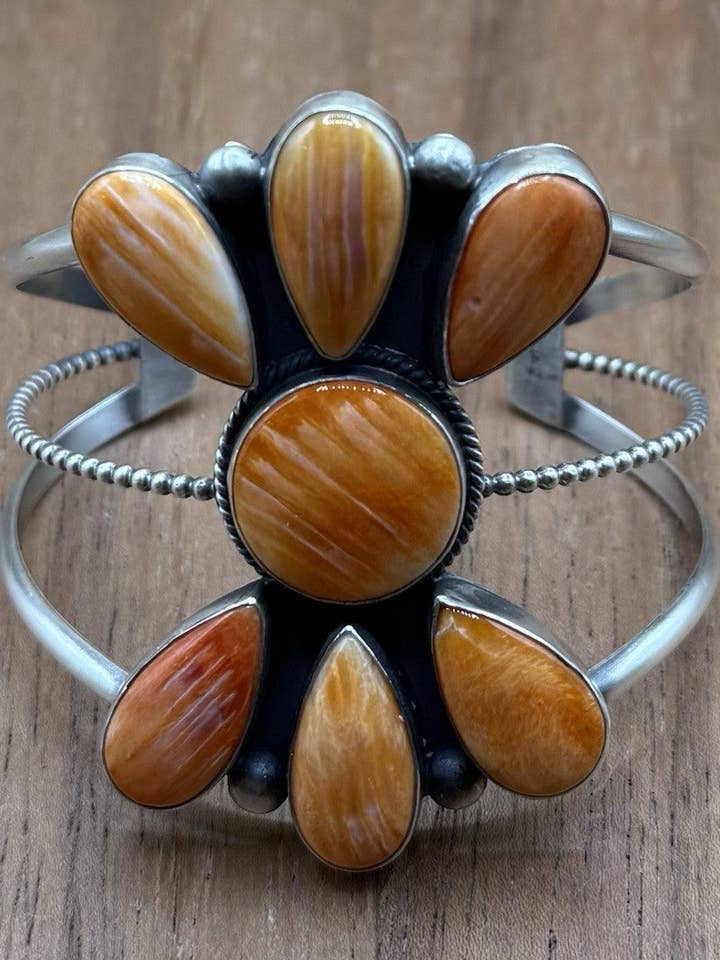 Navajo håndlavet armbånd i sterlingsølv med orange spiny oyster klynge. for engroshandel hos Native City Jewelry