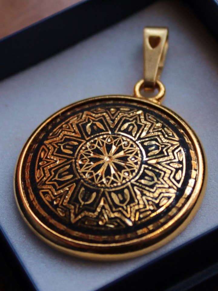 Ciondolo damasceno fatto a mano in oro a Toledo Traditional per la vendita all'ingrosso da parte di Togashi Damasquinos
