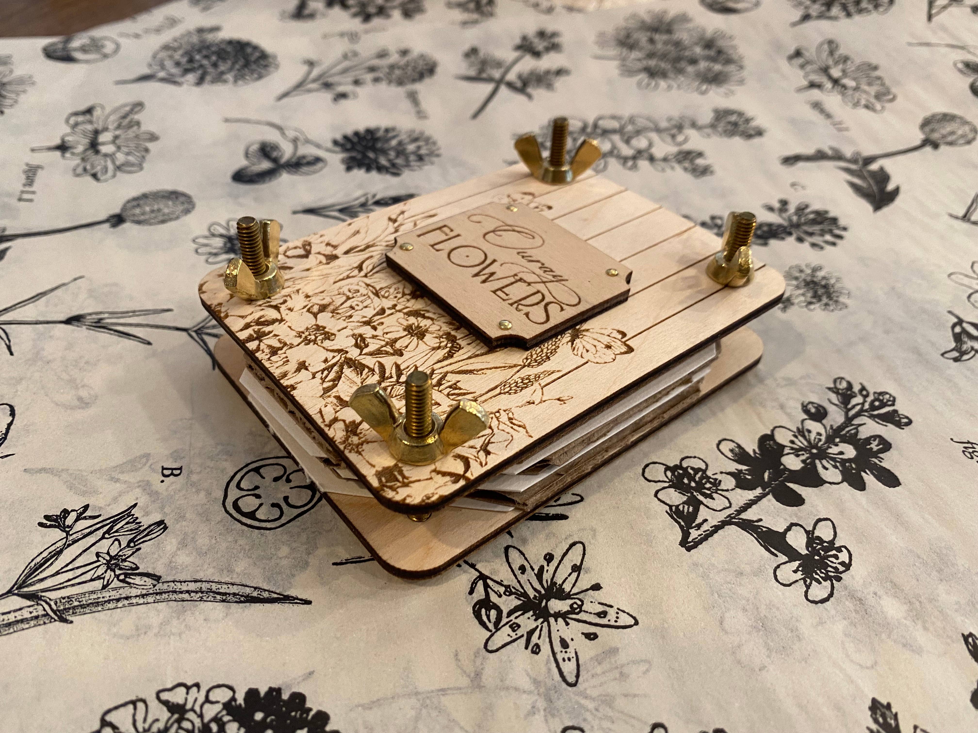 Holly Hills Lane - Wholesale Doe-het-zelf-knutselset - Wilde bloemen & Vlinders Gepersonaliseerde Bloemenpers1