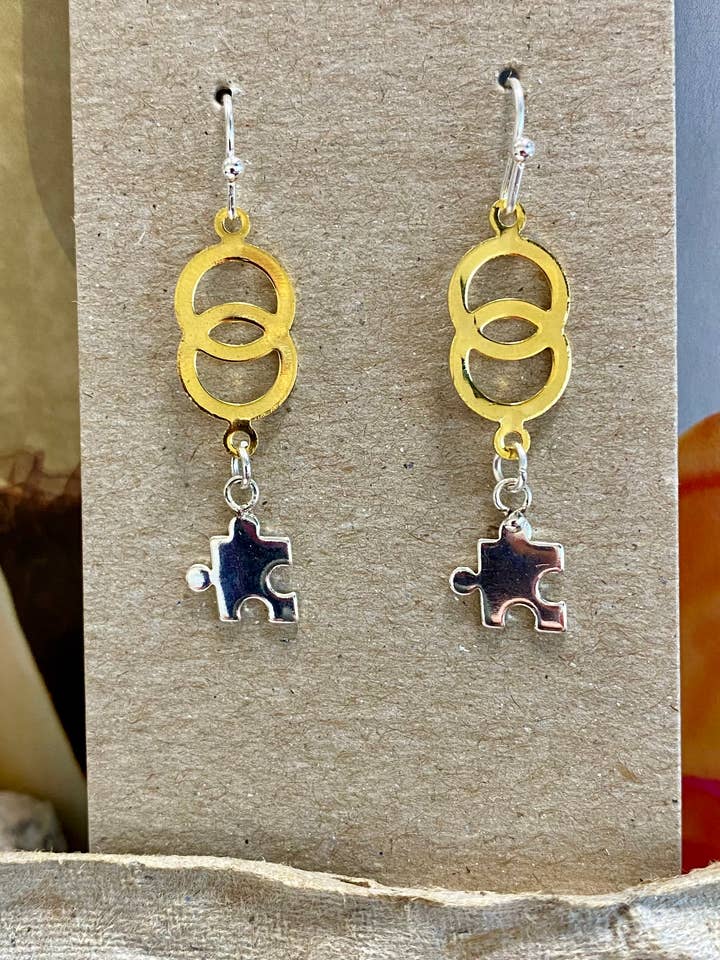 Boucles d'oreilles à double cercle en forme de puzzle pour la vente par Earth & Sparkle