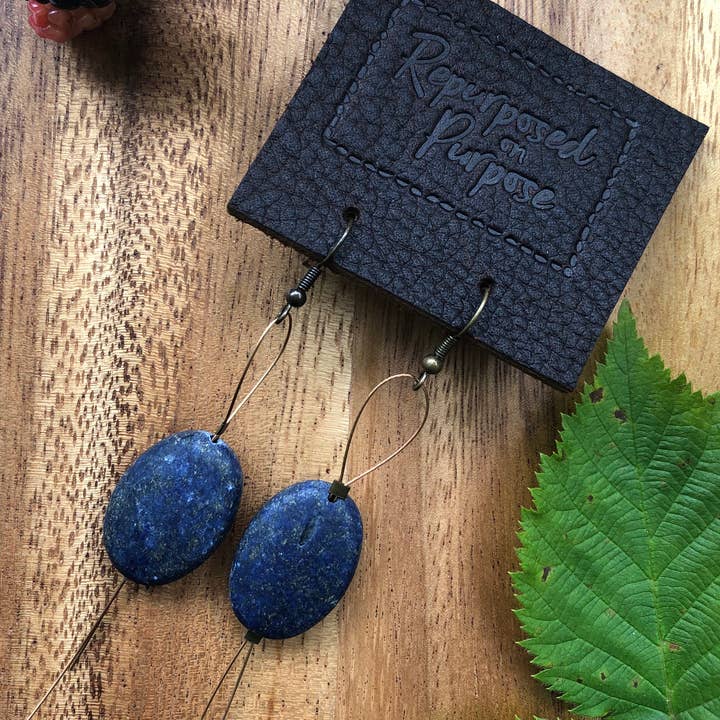 Boucles d'oreilles en fil indigo pour la vente par Repurposed on Purpose