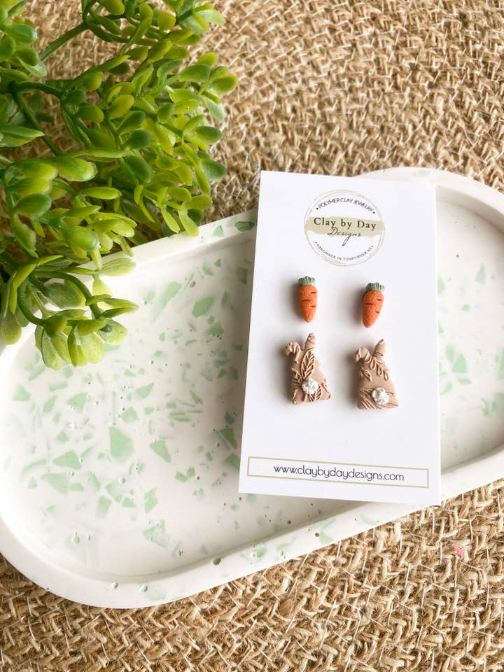 Häschen & Karotte Stud Duo Ohrringe - Polymer Clay Ostern für den Großhandel von Clay by Day Designs