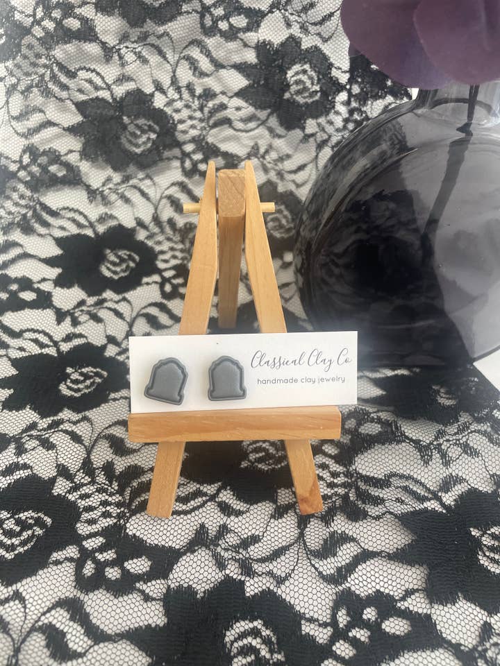 Tombstone Stud | Oorbellen van polymeerklei voor wholesale door Classical Clay Co