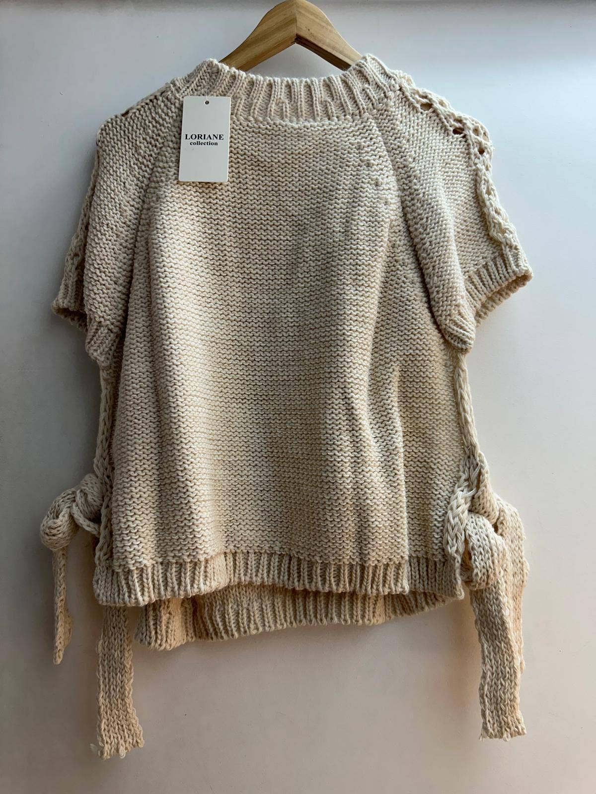 LORIANE - Vente Pull en maille – femme - 129 Pull Gilet/Ponchos
Deux nœuds à faire sur le côté3