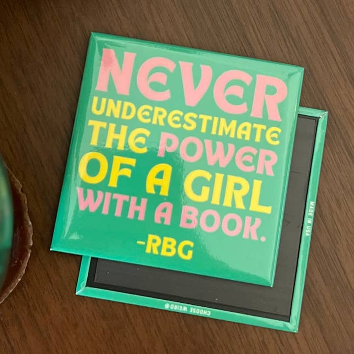 Nunca subestime o poder de uma rapariga com um ímã de livro por atacado de Lionel's Place