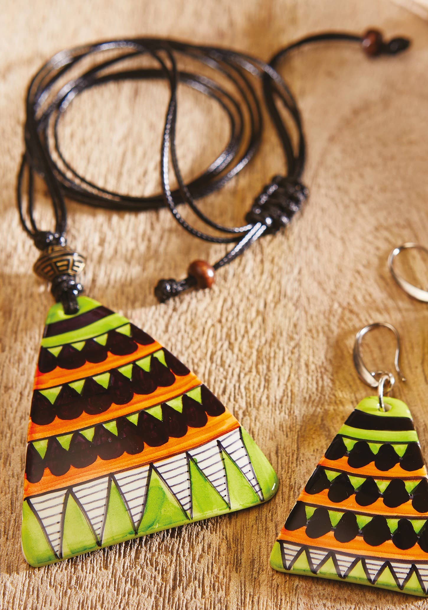 Namaste – wholesale Link & chain necklace – Green/Black Painted Coconut Necklace0