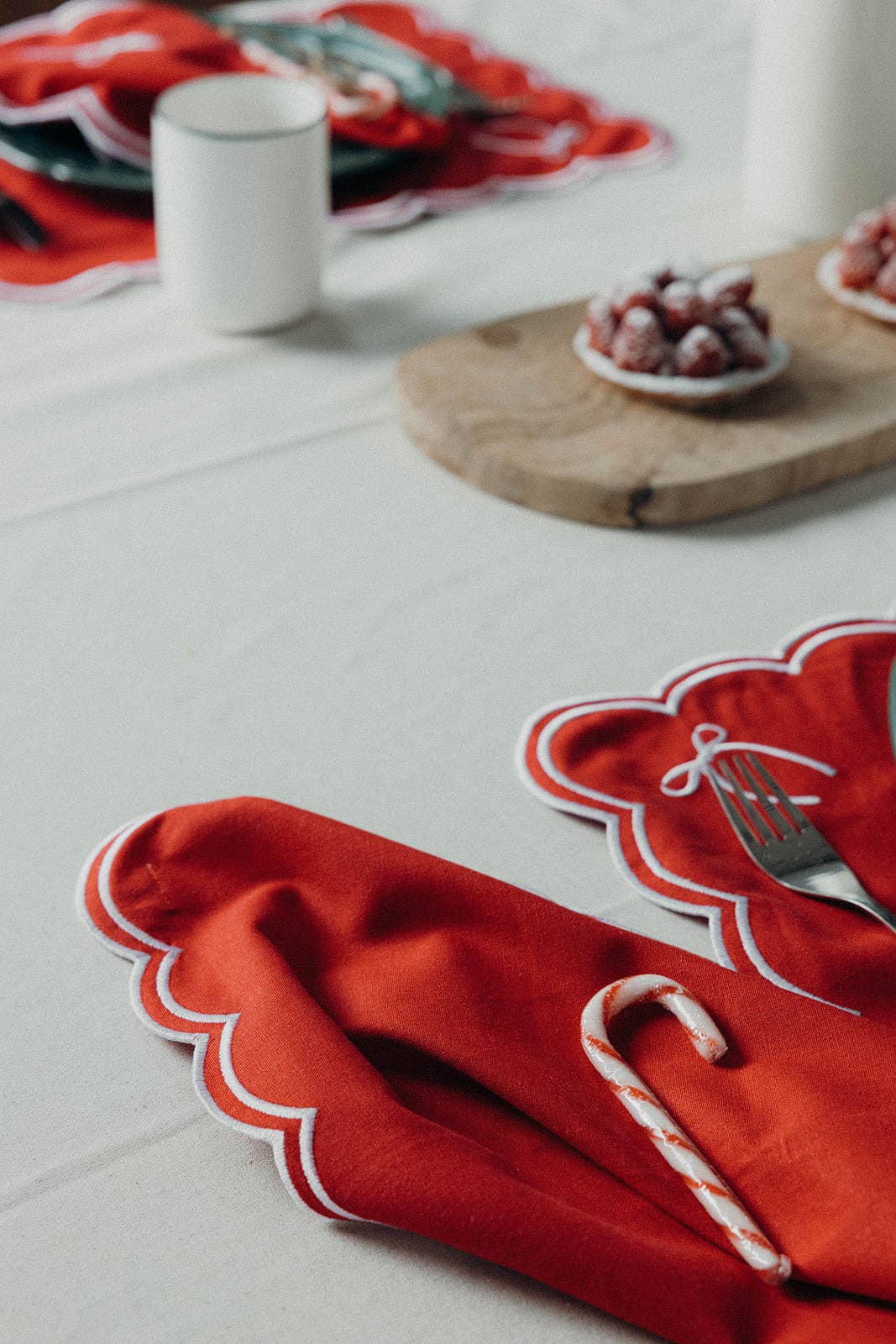 Red Rosie Scallop Placemat with bow for wholesale on Faire3