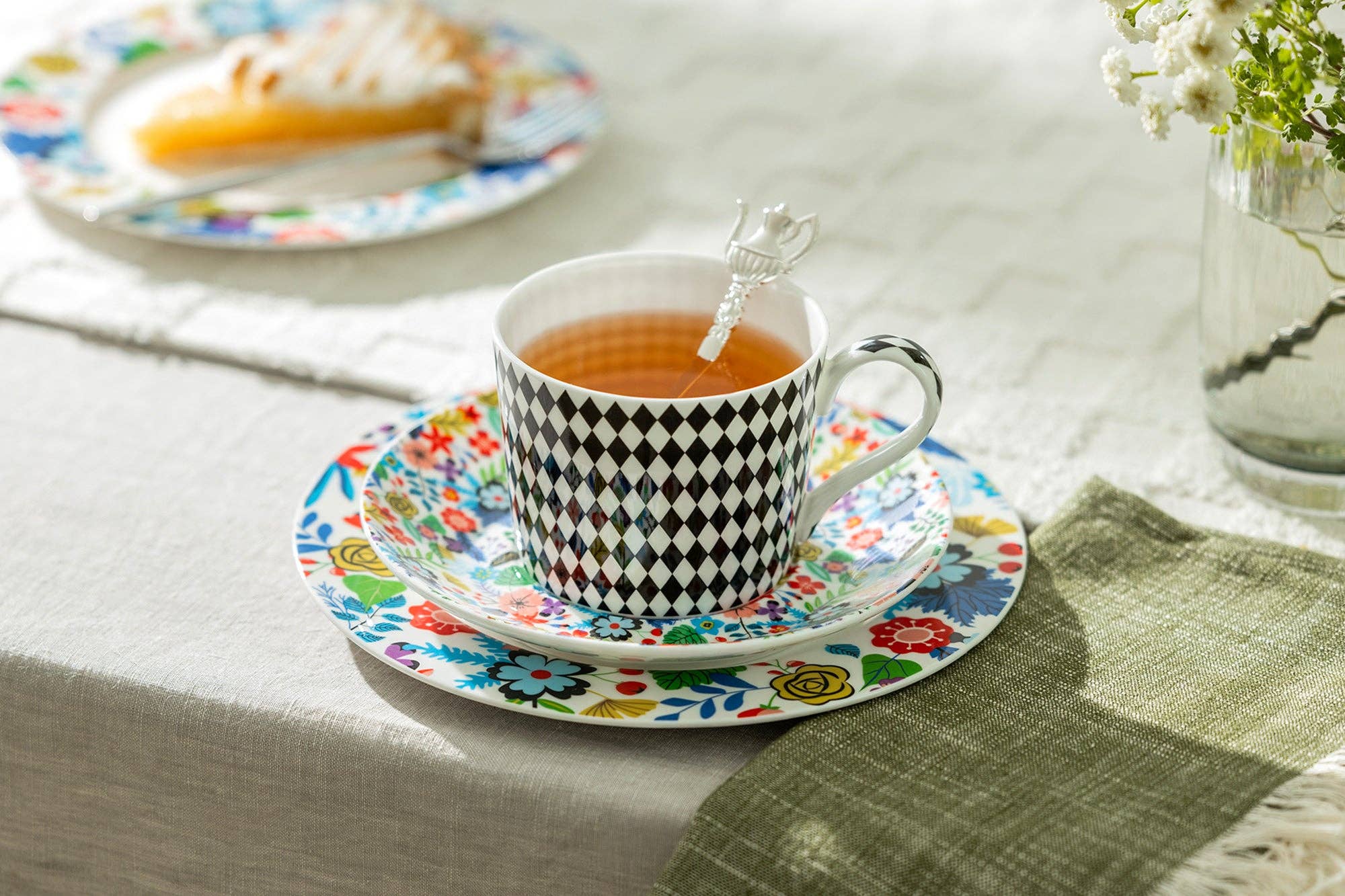 Grace Teaware - Vente Tasse à café/thé - Tasse et soucoupe Mad Hatter 7 oz en porcelaine3