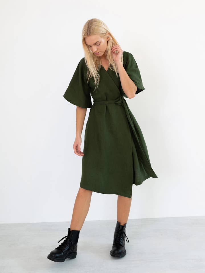 Robe portefeuille en lin Mary pour la vente par Love and Confuse
