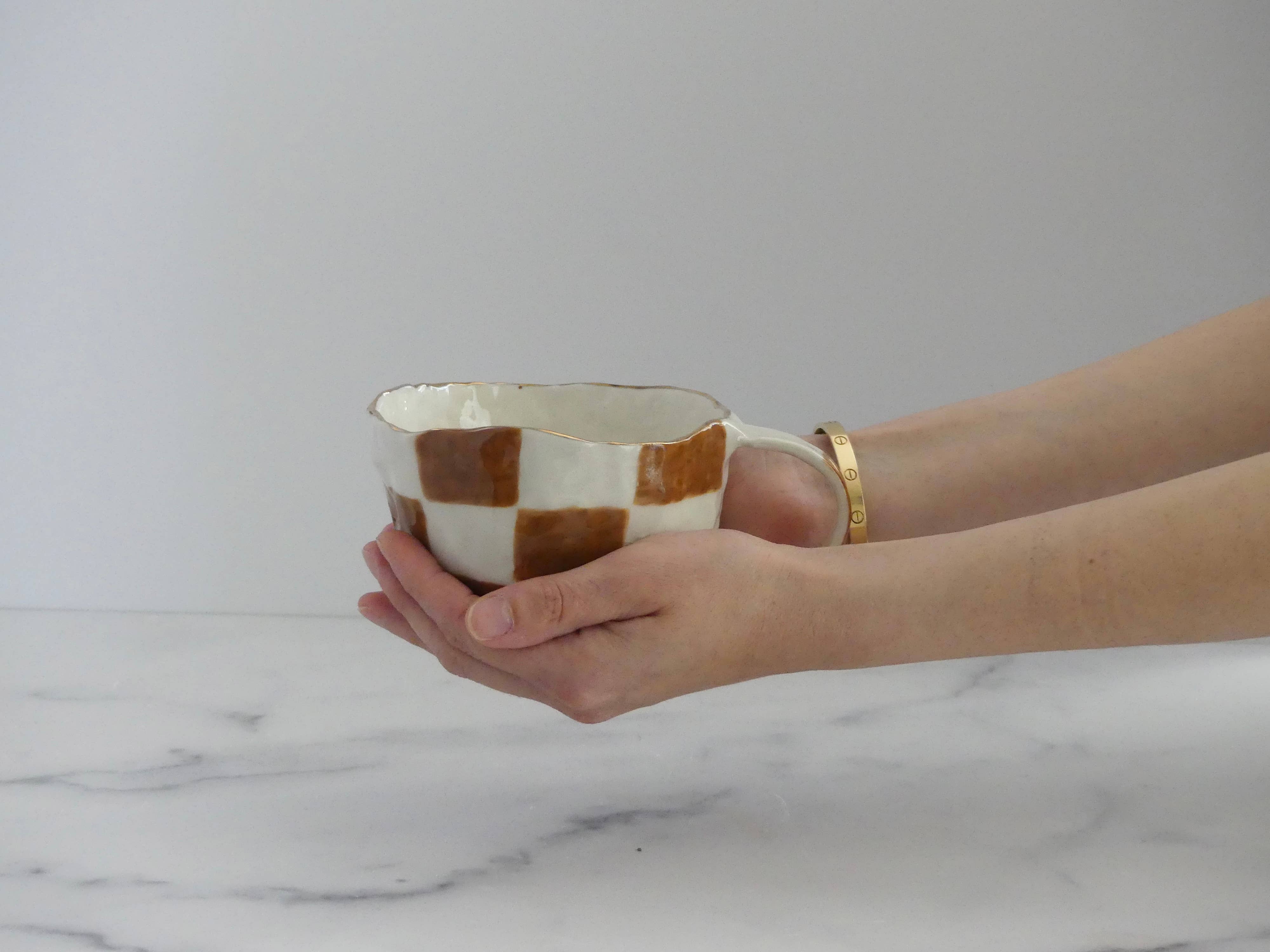 Design by Pouneh - Vente Tasse à café - Tasses pincées artisanales à damier 10 oz avec lustre doré 24 carats4