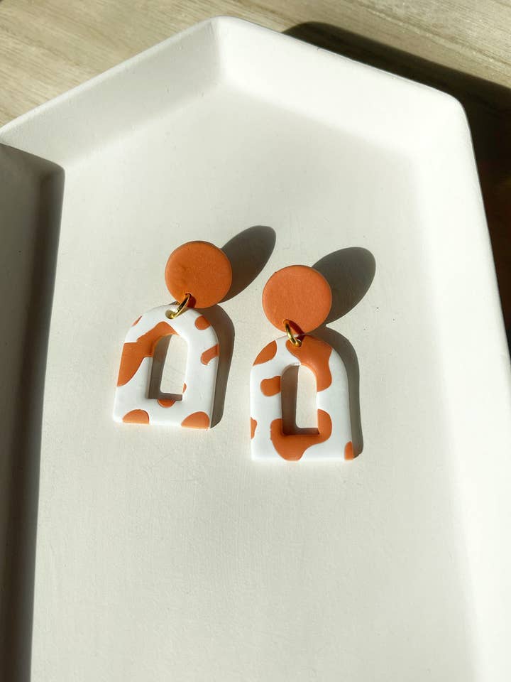 Arcos de tuerca de vaca naranja quemada | Aretes de arcilla polimérica para venta al por mayor de LivCreated