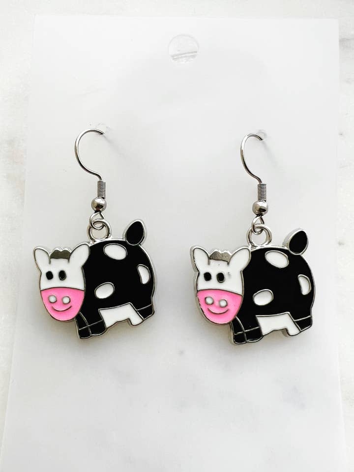 Brincos Pendurados de Vaca em Esmalte Kawaii – Joalharia de Animais de Quinta Fofa por atacado de Carmen Miller Jewellery