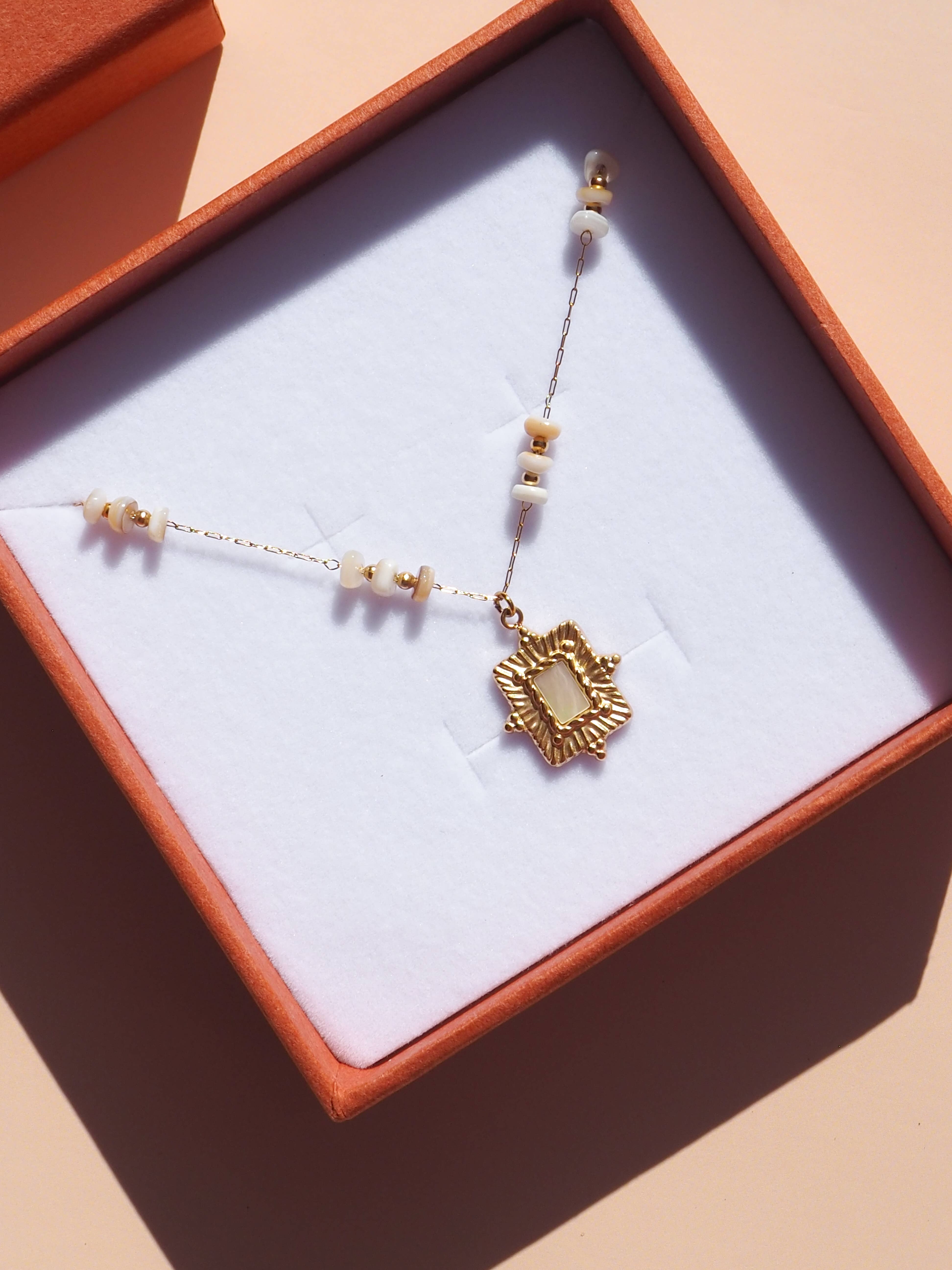 Alesi Jewellery - Wholesale Pendant/charm necklace - Mother of Pearl Pendant Necklace 18K Gold