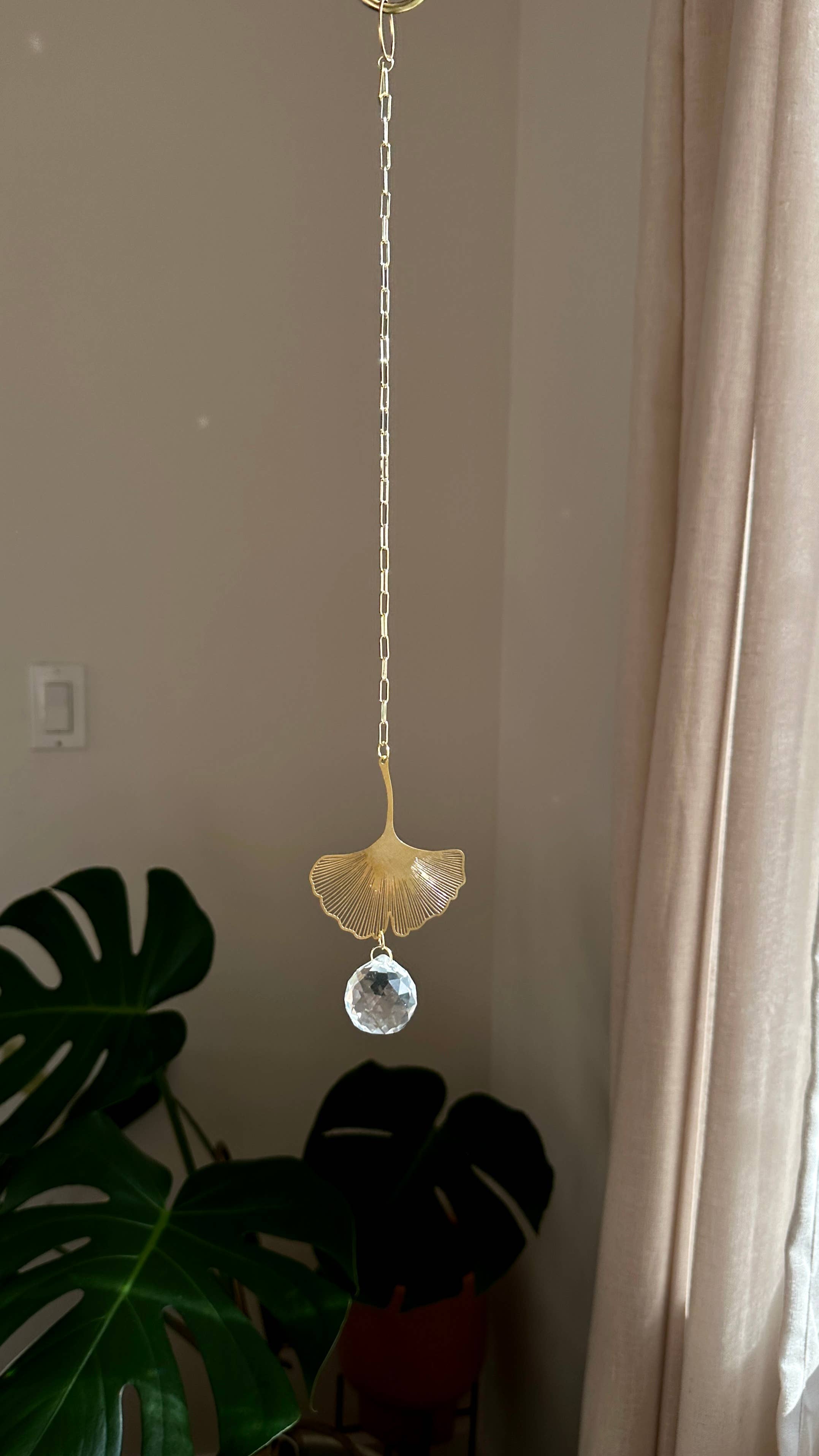 Ombra & Luce – wholesale Suncatcher – Giant Leaf Suncatcher Wall Hanging, Rainbow Maker, Ginkgo 6