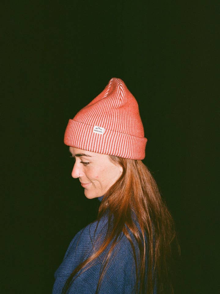 BONNET EN LAINE ROUGE pour la vente par Beaten Path Co
